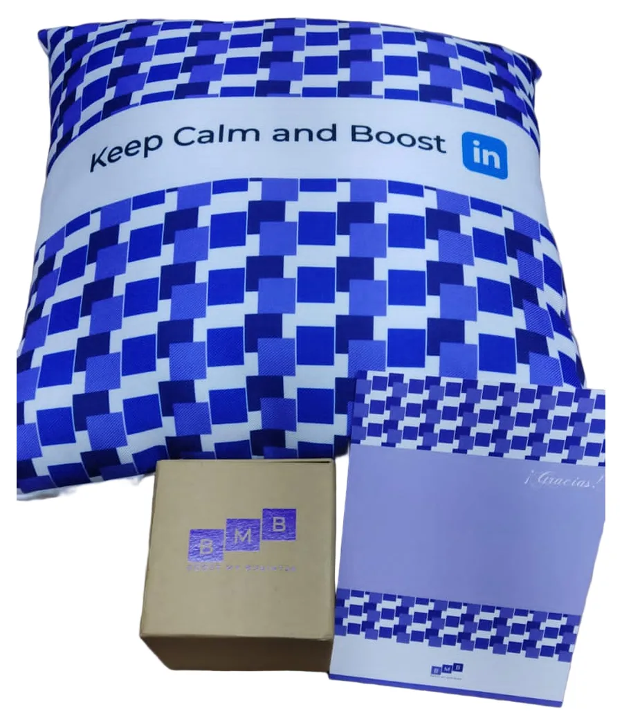 Kit de regalo de la marca BMB: cojín con la frase Keep Calm and Boost y el logo de LinkedIn, caja con logo y tarjeta de agradecimiento