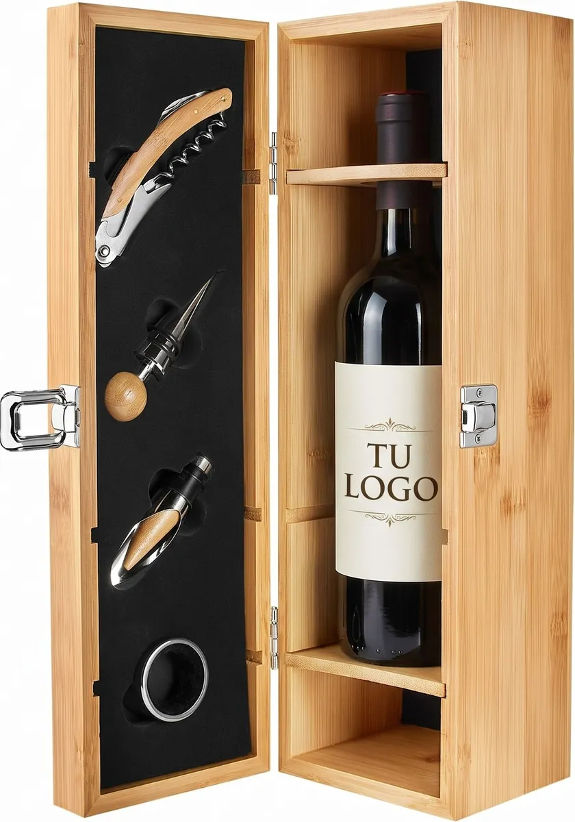 Estuche de bambú abierto con una botella de vino con logo y sus accesorios
