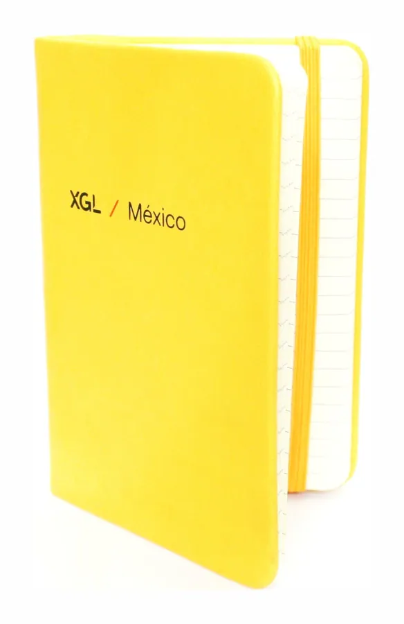 Libreta amarilla de pasta dura con el logo de XGL, entreabierta