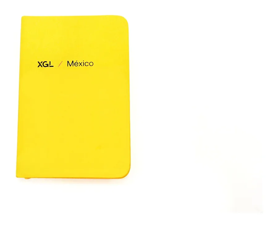 Libreta amarilla de pasta dura con el logo de XGL en la portada