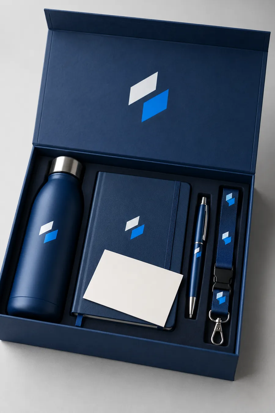 Kit corporativo de bienvenida con botella, libreta, pluma y lanyard con logo
