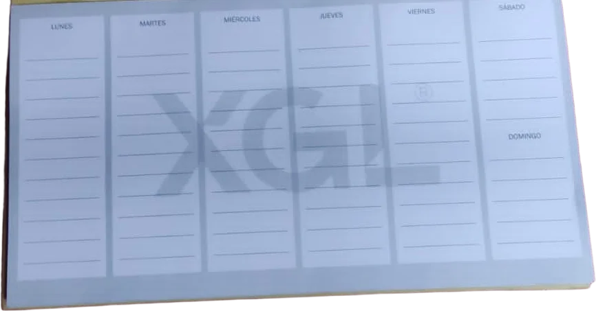 Planificador semanal de escritorio con los días de la semana y el logo de XGL como marca de agua