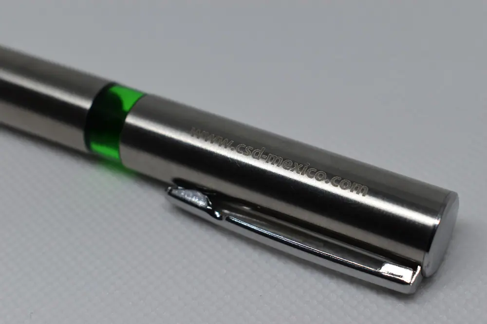 Pluma de acero con dirección web grabada con láser