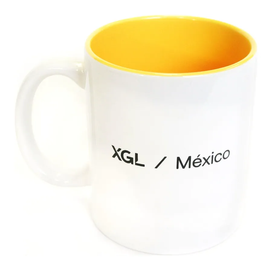 Taza de cerámica blanca con interior amarillo y el logo de XGL